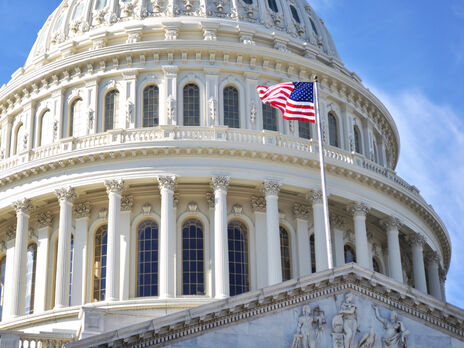 Конгресс США утвердил план помощи экономике на $1,9 трлн. В нем предусмотрена выплата по $1,4 тыс. большинству американцев