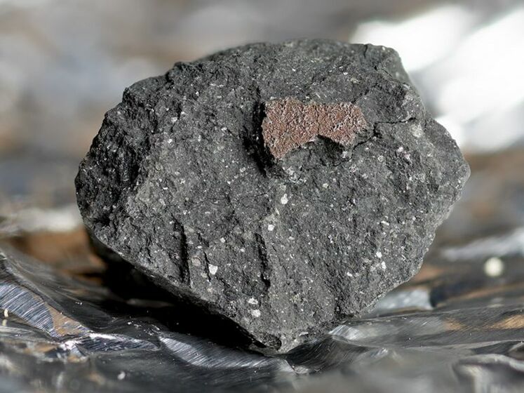 В Британии на следующий день после падения метеорита нашли его обломки. Метеориту 4,5 млрд лет и он очень редкого состава