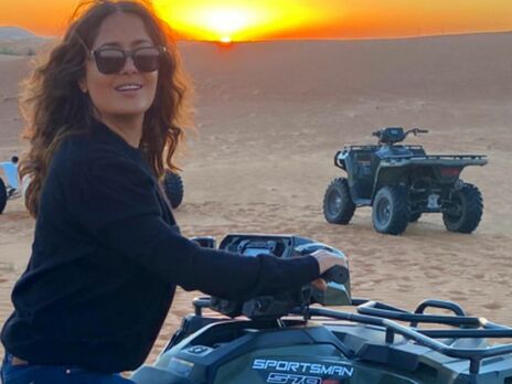 Гаєк покаталася із 13-річною донькою пустелею на заході сонця