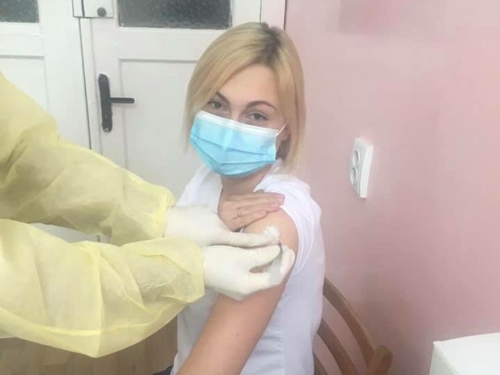 "Швидко та майже безболісно". Нардепка Кравчук вакцинувалася проти коронавірусу