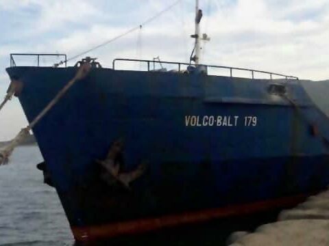 Спасенные с затонувшего сухогруза украинские моряки прибыли в Констанцу