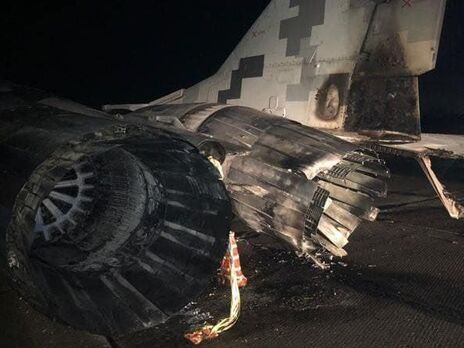 На аэродроме ВСУ под Киевом самолет столкнулся с автомобилем