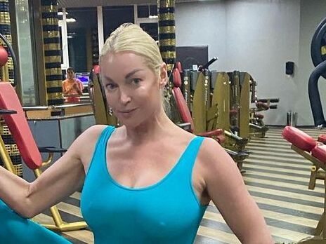 45-летняя Волочкова в боди с узкими трусами подняла согнутые ноги