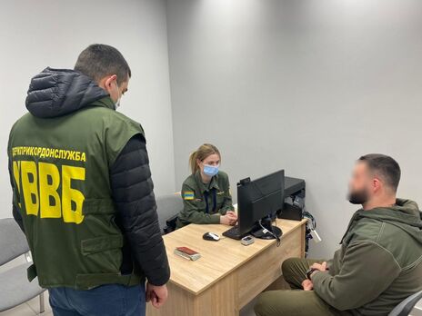 Украинские пограничники задержали россиянина, который незаконно ездил в Крым. Он предлагал $2,1 тыс. взятки