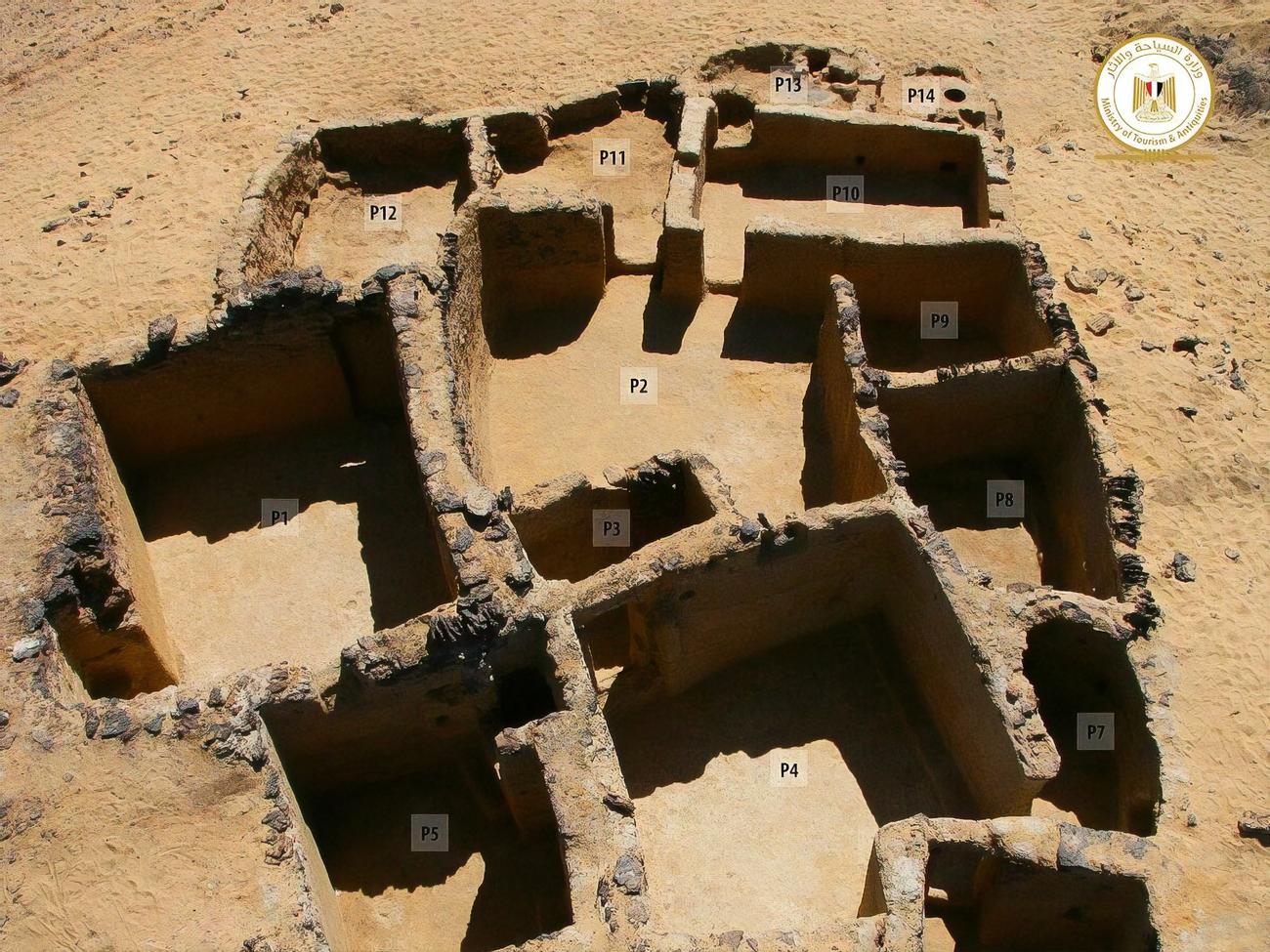 Археолог египет. Христианские монастыри Египта. Археологи храм в Египте. Руины Умм Аль-Джималь.