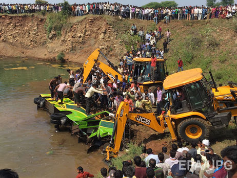 В Индии автобус упал с обрыва, 17 погибших