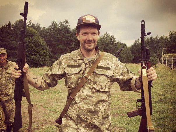 Украинского диджея Топольского не пустили в бар в Киеве в военной форме