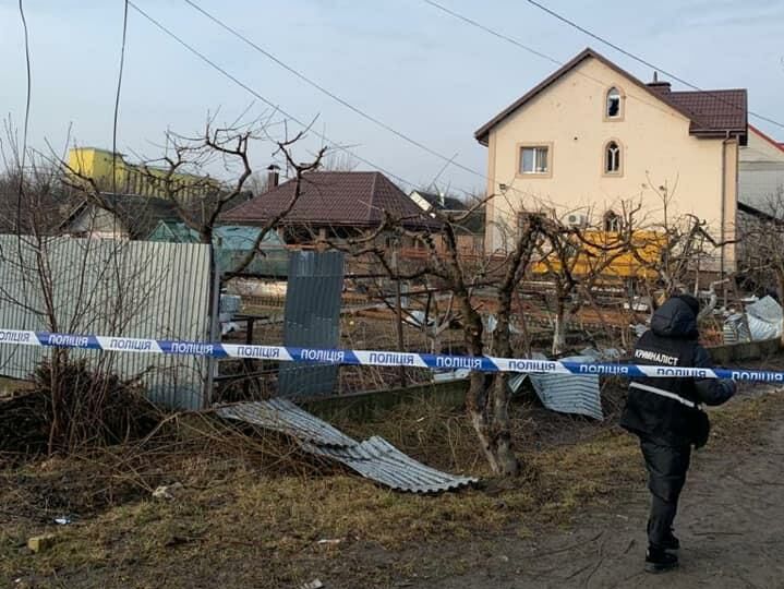 В городе Боярка Киевской области ночью произошел взрыв. На его месте образовалась воронка, повреждены автомобили