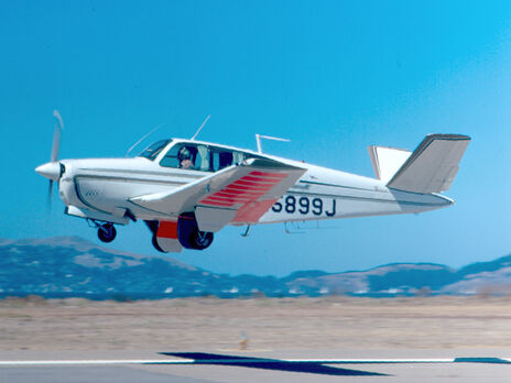 В США самолет упал на автомобиль, есть погибшие. Видео