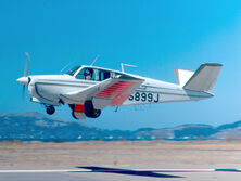 В США самолет упал на автомобиль, есть погибшие. Видео