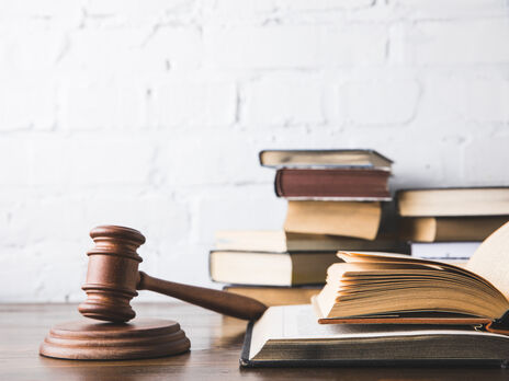 ВАКС засудив до трьох із половиною років в'язниці суддю за хабар у розмірі $10 тис.