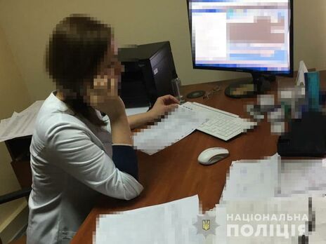 В Киеве лаборатория продавала справки с нужными результатами тестов на COVID-19. Полиция разоблачила схему