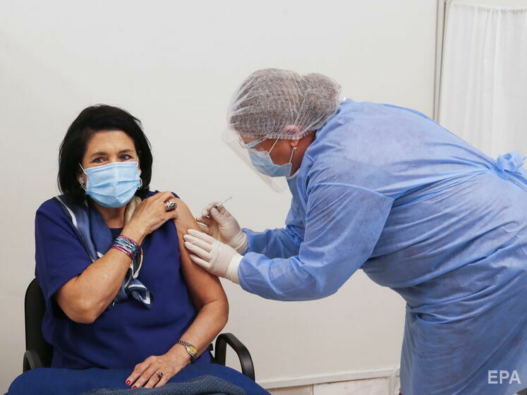 Президент Грузии публично сделала прививку от коронавируса вакциной AstraZeneca