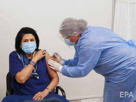 Президент Грузии публично сделала прививку от коронавируса вакциной AstraZeneca