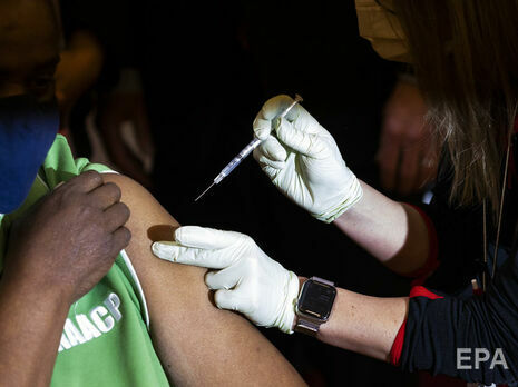 У світі зробили вже 410 млн щеплень проти коронавірусу – дані Bloomberg