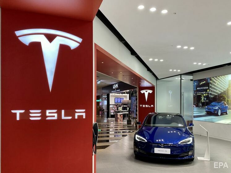 Китай заборонив чиновникам і військовим їздити на Tesla