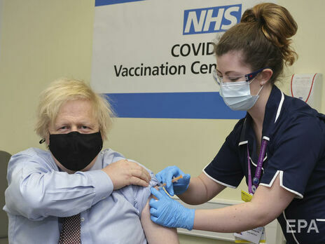 Джонсон сделал прививку от COVID-19 вакциной AstraZeneca