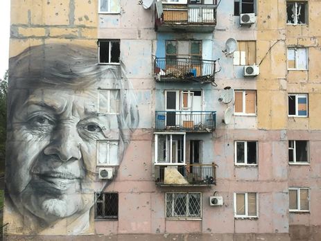 Австралийский художник нарисовал портрет учительницы на доме в Авдеевке, возле которого ранило ее мужа. Фоторепортаж