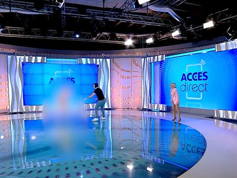 У Румунії оголена жінка напала на ведучу в прямому ефірі. Відео