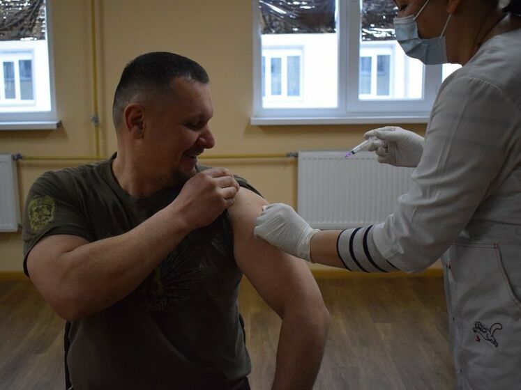 В Україні почали вакцинацію проти коронавірусу серед військових Сухопутних військ
