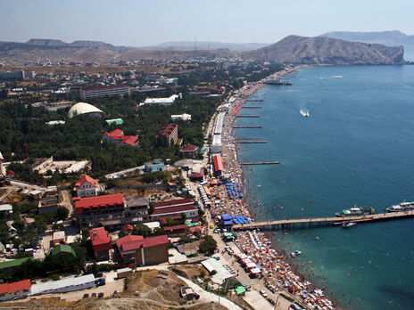 Путін заборонив іноземцям володіти землею в окупованому Криму. Більшість із них – українці