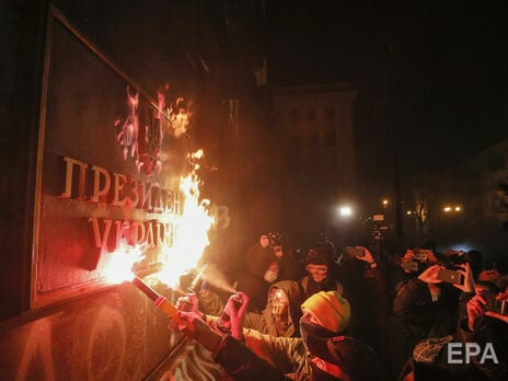 Подоляк вважає, що люди, які били вікна під час протесту на Банковій, хотіли спровокувати поліцію