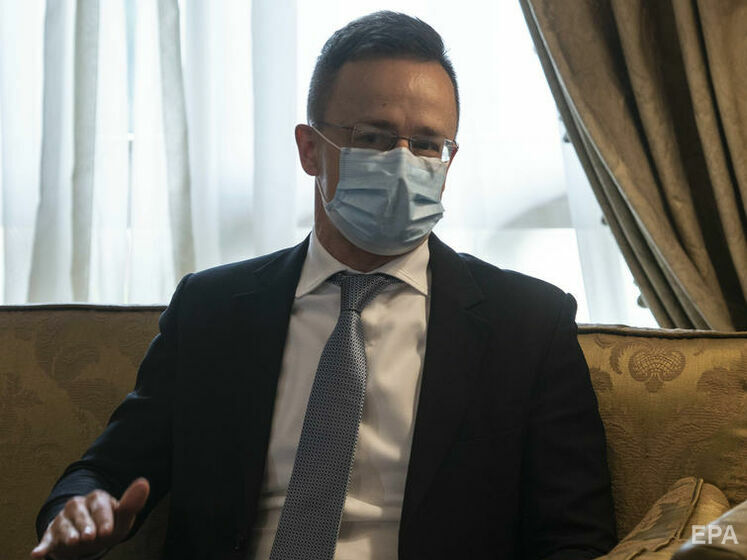 Глава МЗС Угорщини зробив щеплення проти коронавірусу російською вакциною