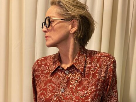 63-летняя Стоун вакцинировалась от коронавируса