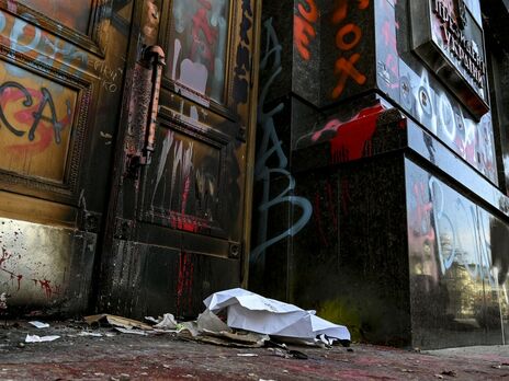 Клінінгові компанії готові відмити граніт і відновити двері Офісу президента за 42 тис. грн – журналіст