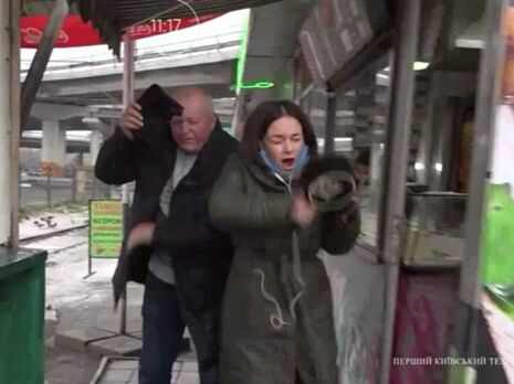 Чоловікові, який ударив журналістку телеканала Kyiv Live, оголосили підозру. Йому загрожує п'ять років в'язниці