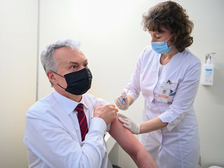 Президент Литви Науседа вакцинувався проти коронавірусу препаратом від AstraZeneca