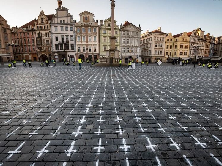 На брусчатку в центре Праги нанесли 25 тыс. крестов в память о жертвах коронавируса