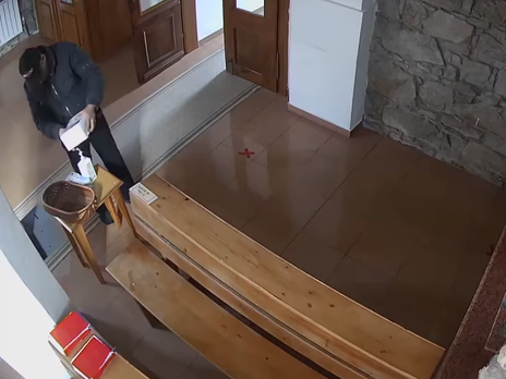 В Закарпатье вор обработал руки санитайзером, перекрестился и украл деньги из костела