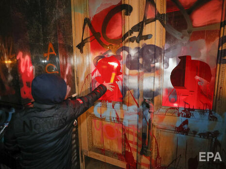 Евросоюз ввел новые санкции, в Офисе президента начали отмывать надписи, Зеленский обещает судебную реформу через три года. Главное за день