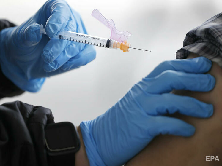 У світі стали робити менше щеплень проти коронавірусу – дані Bloomberg