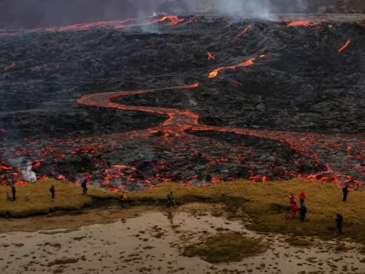 В Исландии извержение вулкана сняли с вертолета и дронов. Видео