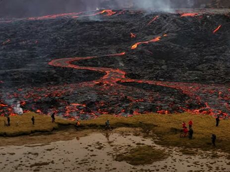 В Ісландії виверження вулкана зняли з вертольота і дронів. Відео