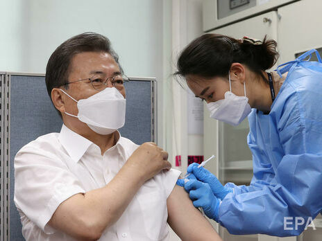 Президент Південної Кореї щепився вакциною AstraZeneca