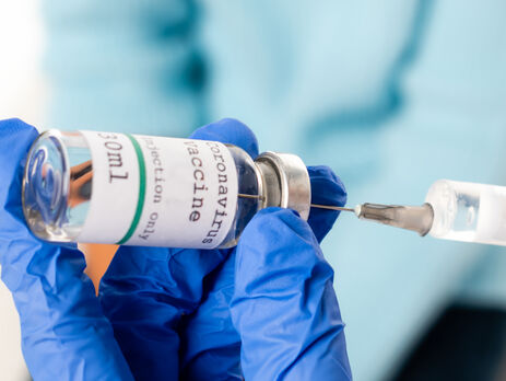 Большинство украинцев не хотят прививаться от COVID-19 из-за недоверия к вакцинам и боязни побочных эффектов – опрос