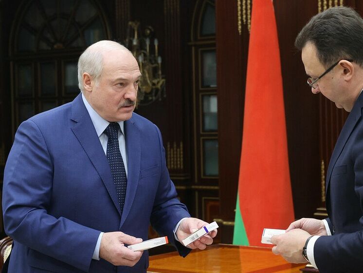 Лукашенко поручил быстро сделать "самую лучшую белорусскую вакцину" от COVID-19