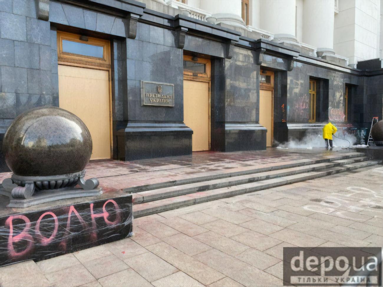 Двери из Офиса президента заменили фанерой. Мендель объяснила их появление  на ток-шоу 