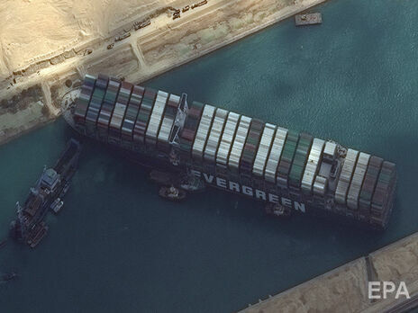 Гігантський контейнеровоз стоїть поперек Суецького каналу четверту добу поспіль. Щоб його звільнити, почали поглиблювати дно. Фоторепортаж
