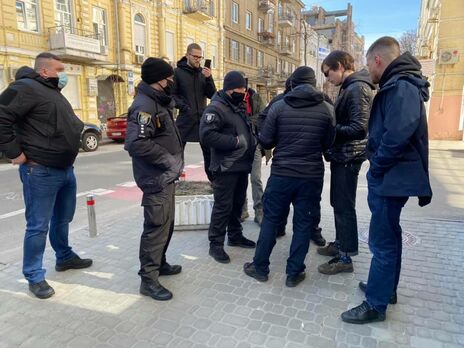 Чотирьом учасникам акції під Офісом президента вручили адмінпротоколи – за фаєри й нецензурну лайку