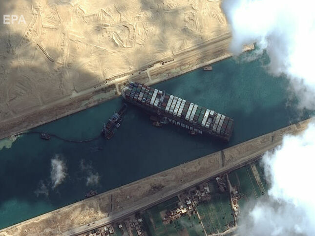 Черный лебедь, замаскированная яхта Порошенко. Шутки и фотожабы о застрявшем в Суэцком канале контейнеровозе