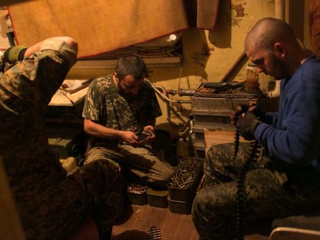Журналисты показали, как живут украинские бойцы-добровольцы в Песках. Фоторепортаж