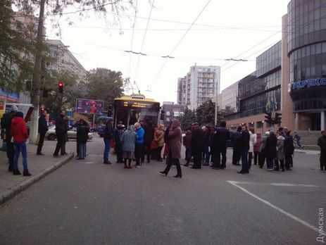 Одесситы, в домах которых четвертый день нет света после непогоды, перекрыли несколько улиц