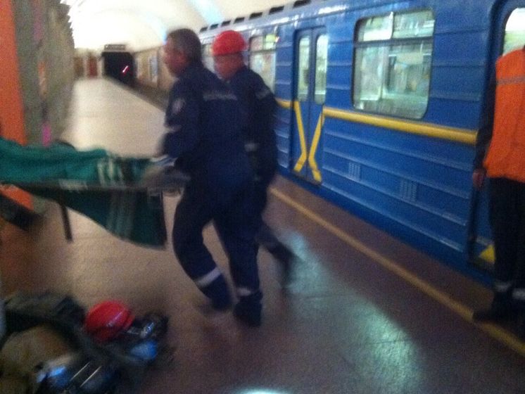 Спасатели сообщили, что под поезд в киевском метро попал нетрезвый мужчина