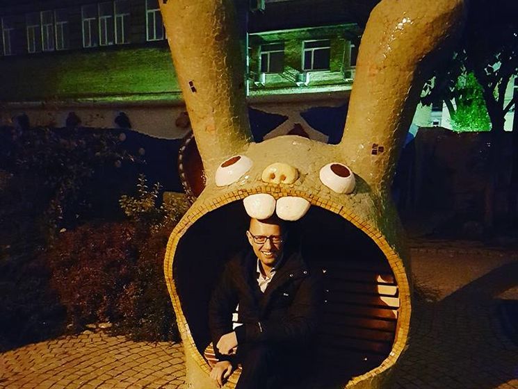 Яценюк сфотографировался в "пасти" кролика-скамейки