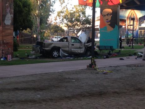 В американской Калифорнии пикап упал с моста на людей, погибли четыре человека