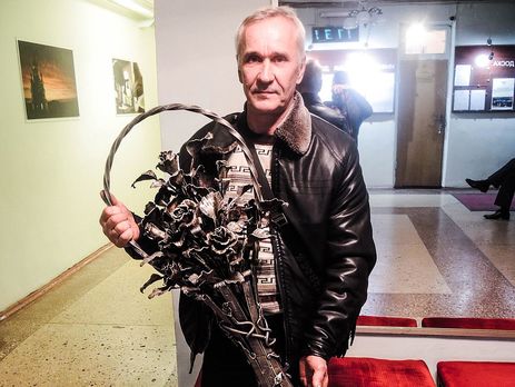 Кобзону подарили в Донецке букет роз, выкованный из снарядов